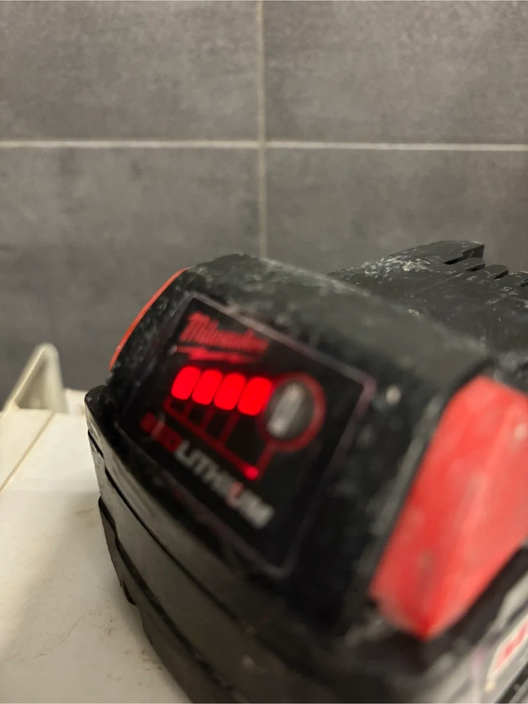 Milwaukee M18 REDLITHIUM XC Battery image indicator(2)