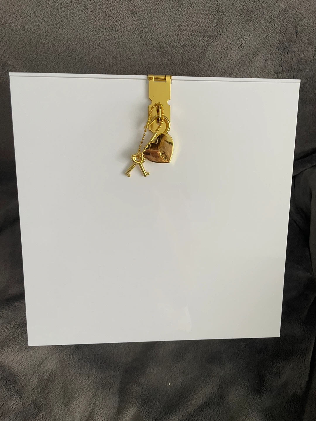NEW! White & Gold Heart Lock Acrylic Card Box - photo 2