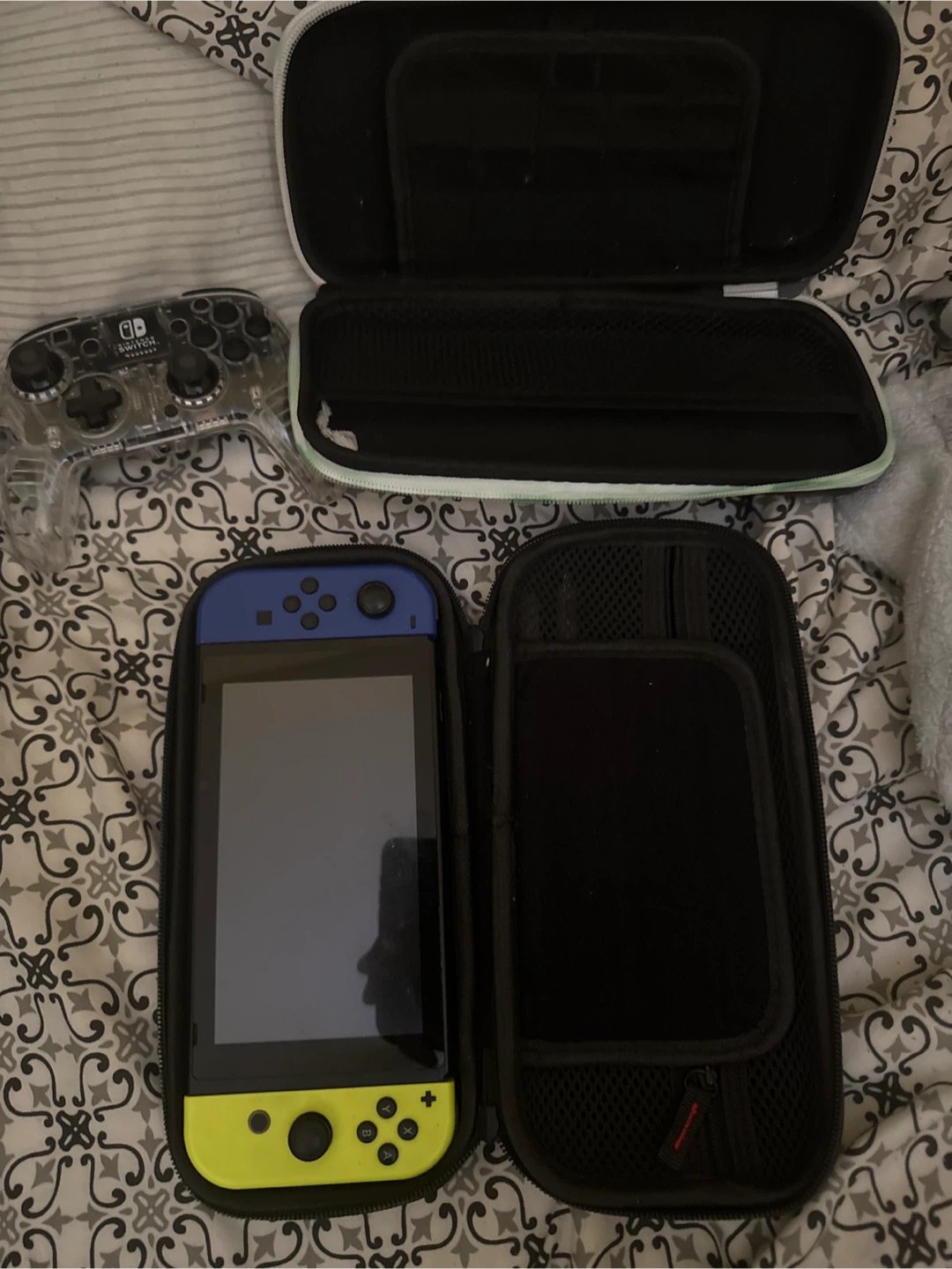 Nintendo switch + controller and travailing case