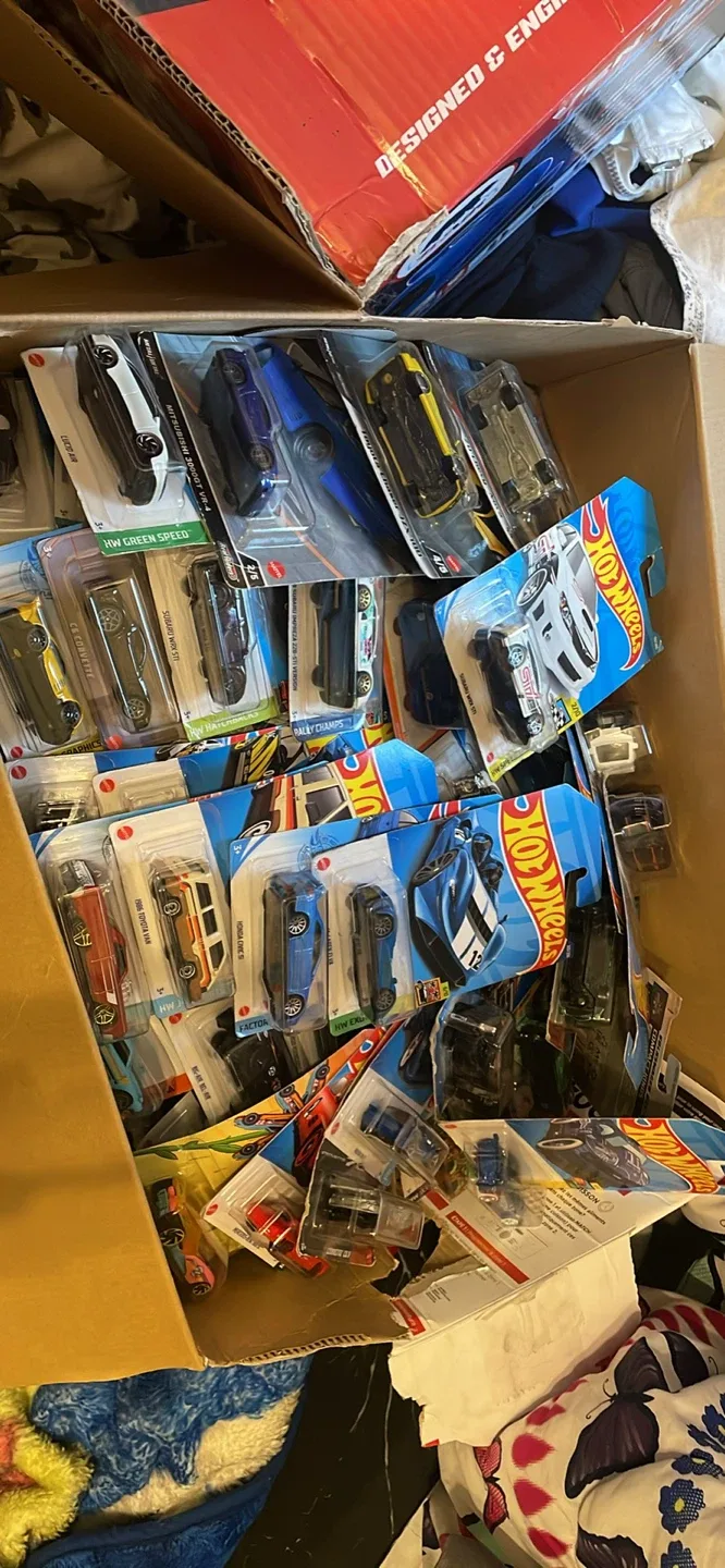 200+ Unopened Hot Wheels cars