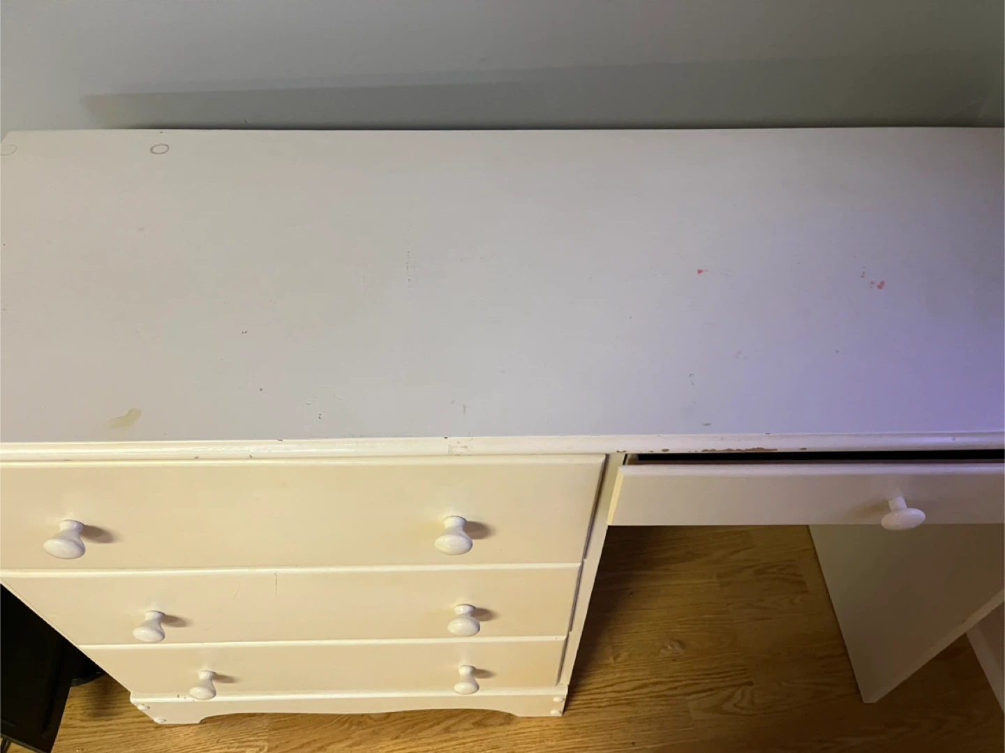 Desk - photo 3