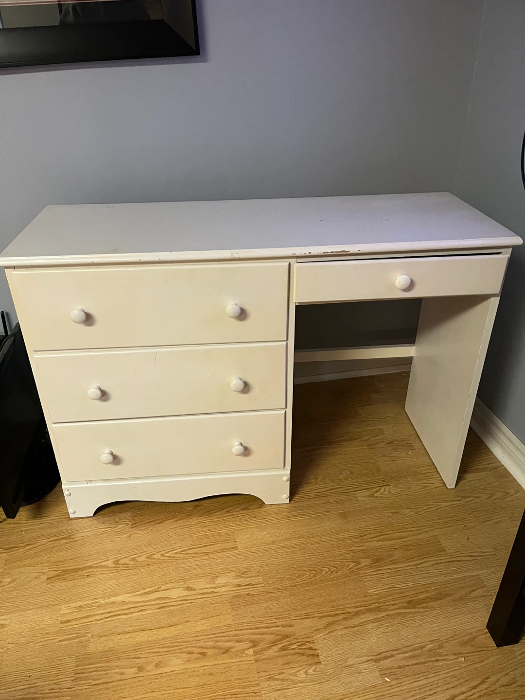 Desk - photo 2