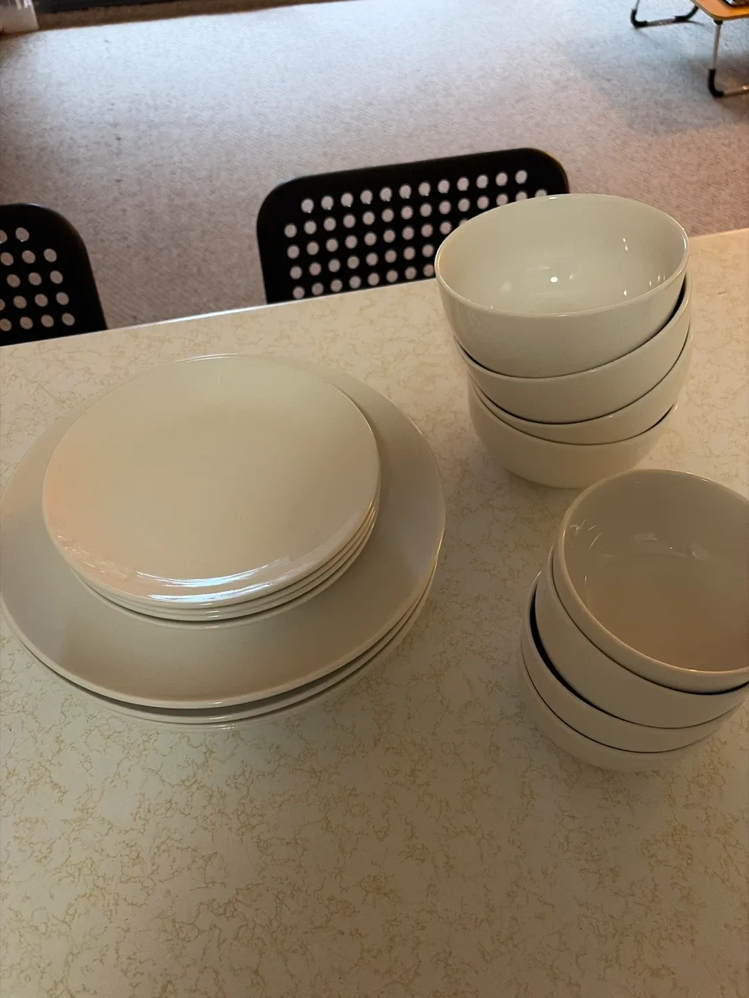 Dishes and Bowls Set