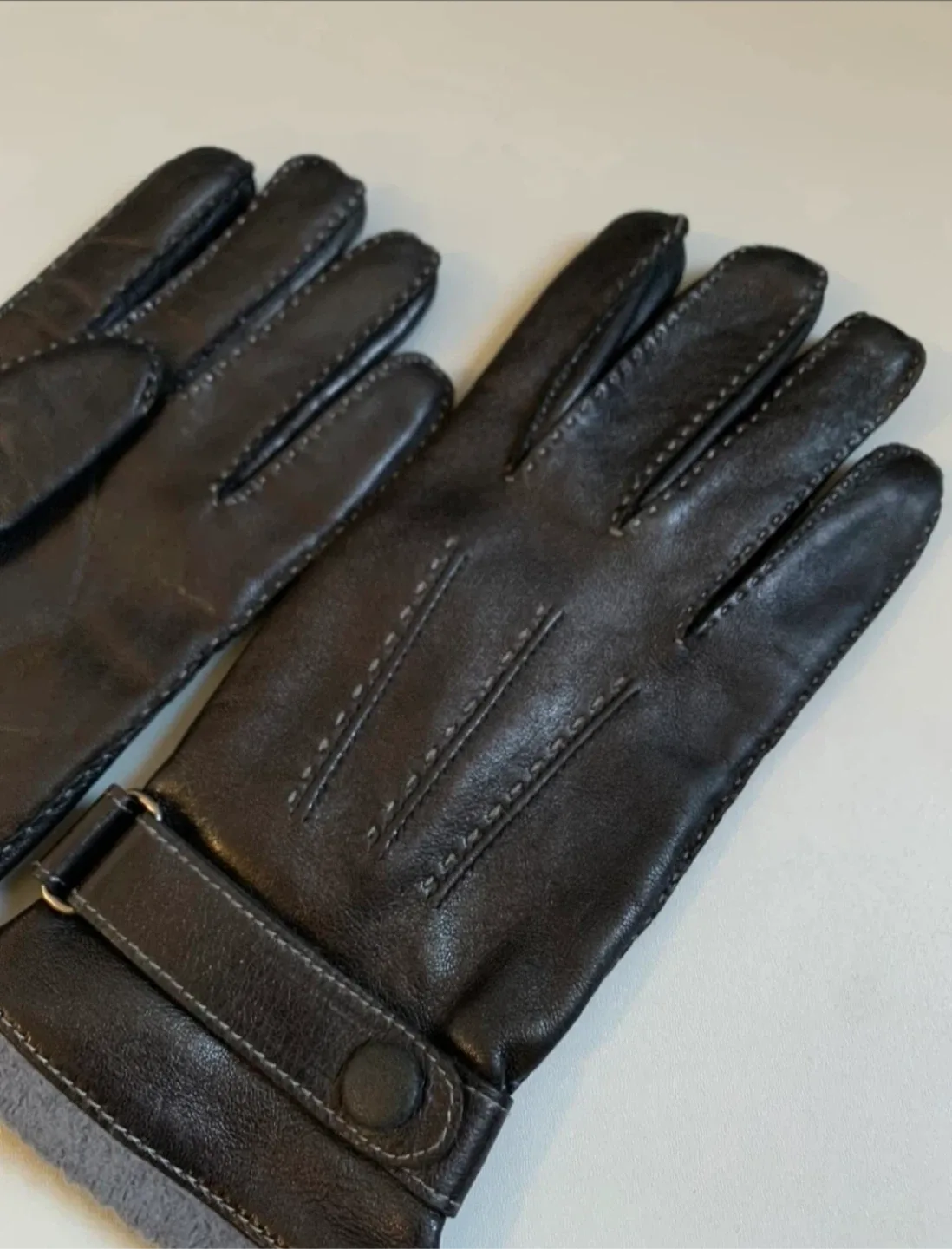 Danier Men’s Leather Gloves & HBC Scarf Set image indicator(4)