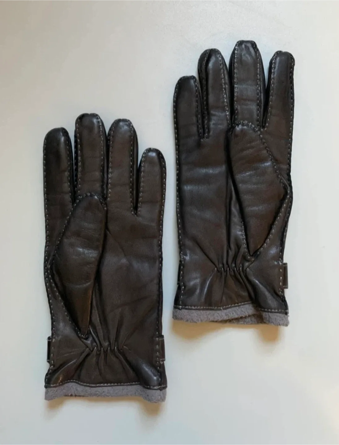 Danier Men’s Leather Gloves & HBC Scarf Set image indicator(3)