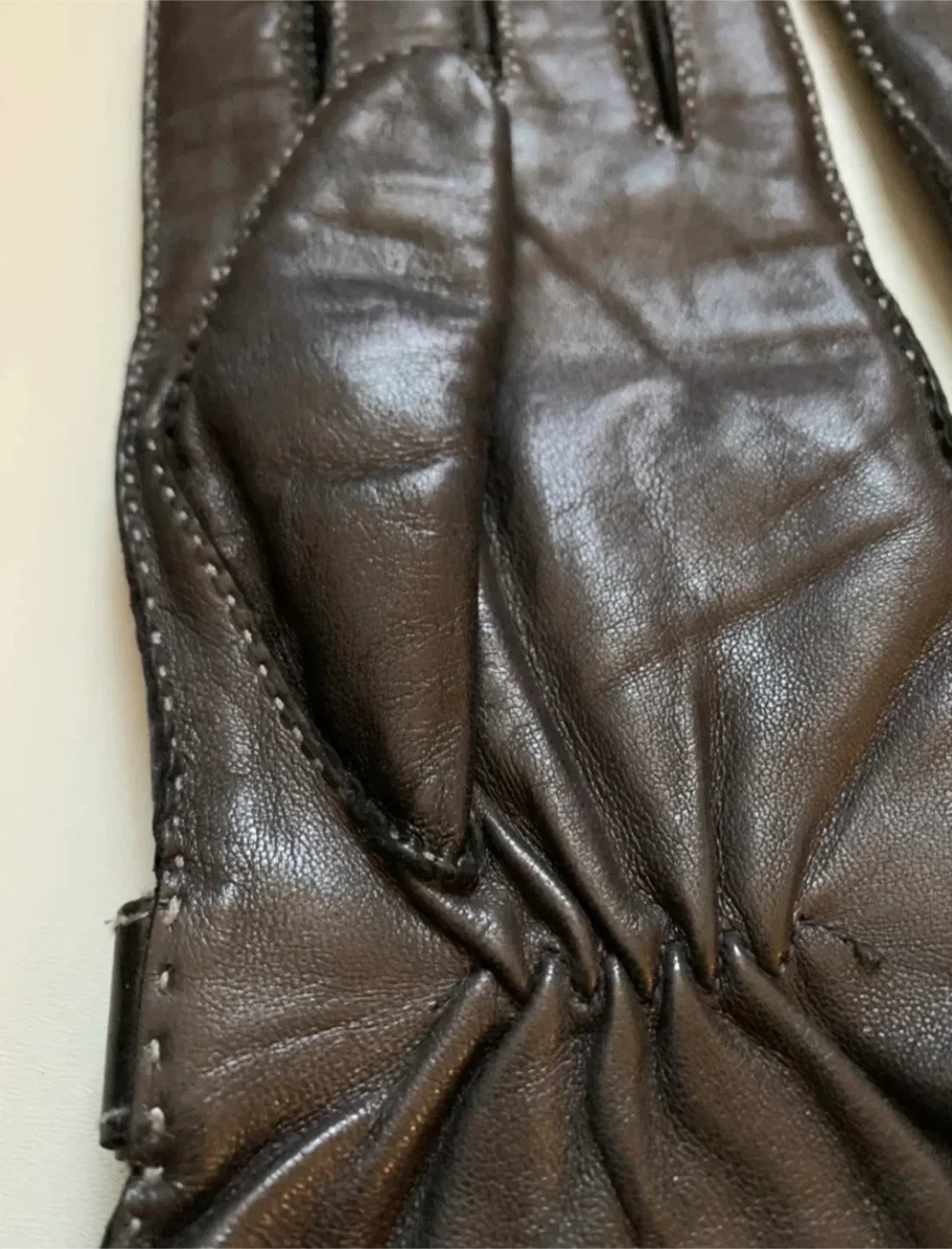 Danier Men’s Leather Gloves & HBC Scarf Set image indicator(7)