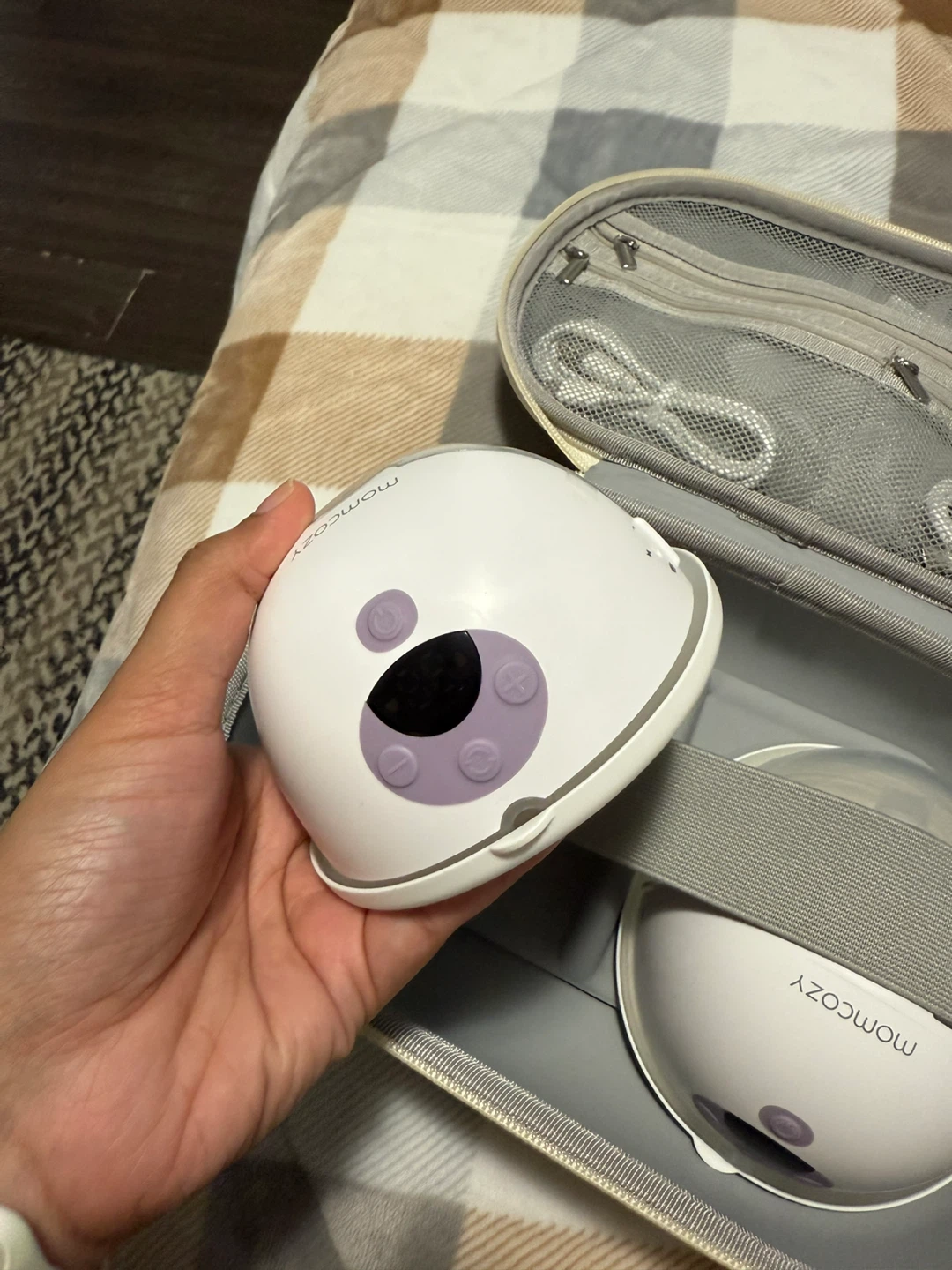 Momcozy M5 Wearable Breast Pump Set - photo 4