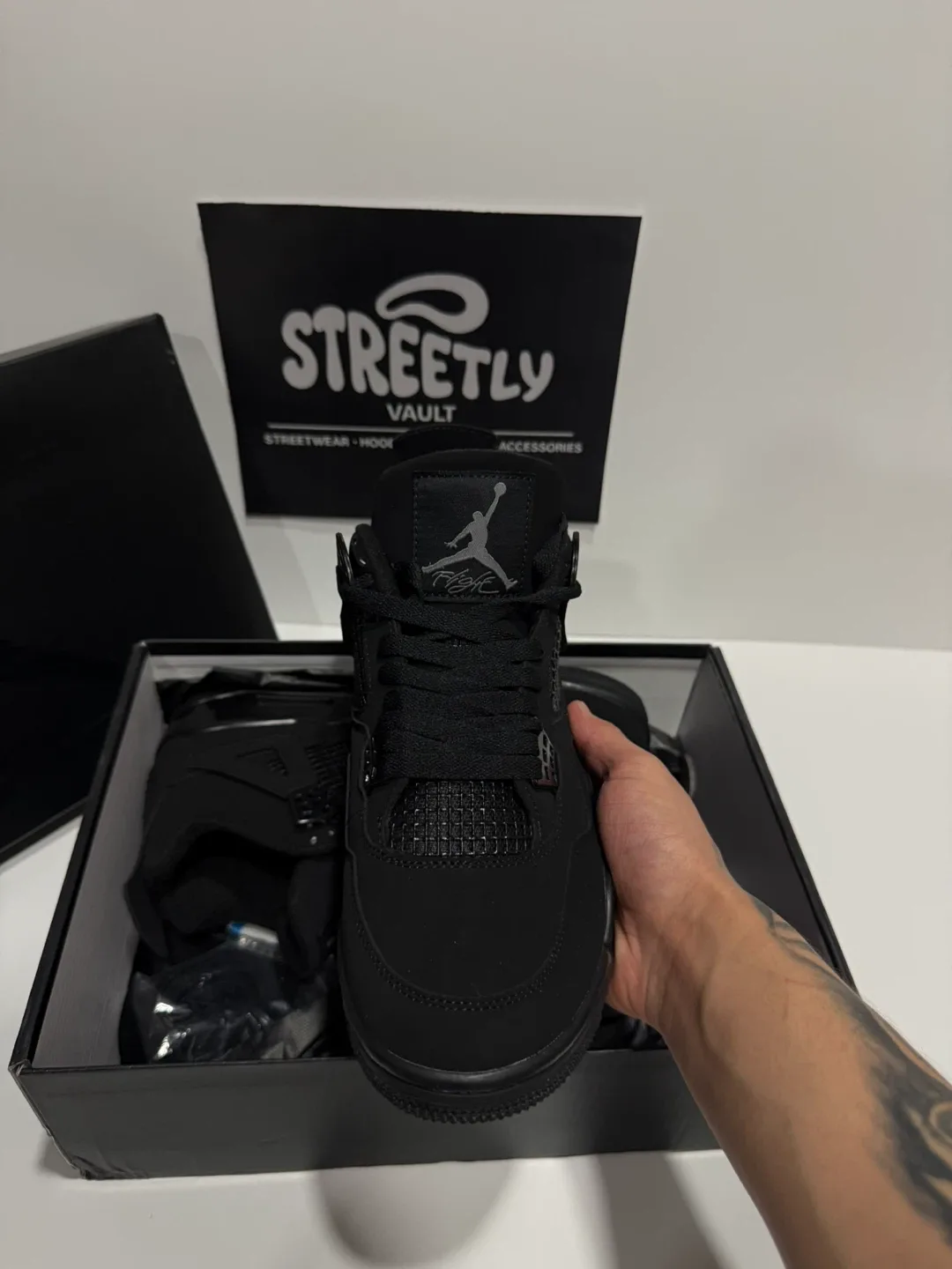Jordan 4 Retro Black Cat - Size 9.5 usd image indicator(2)
