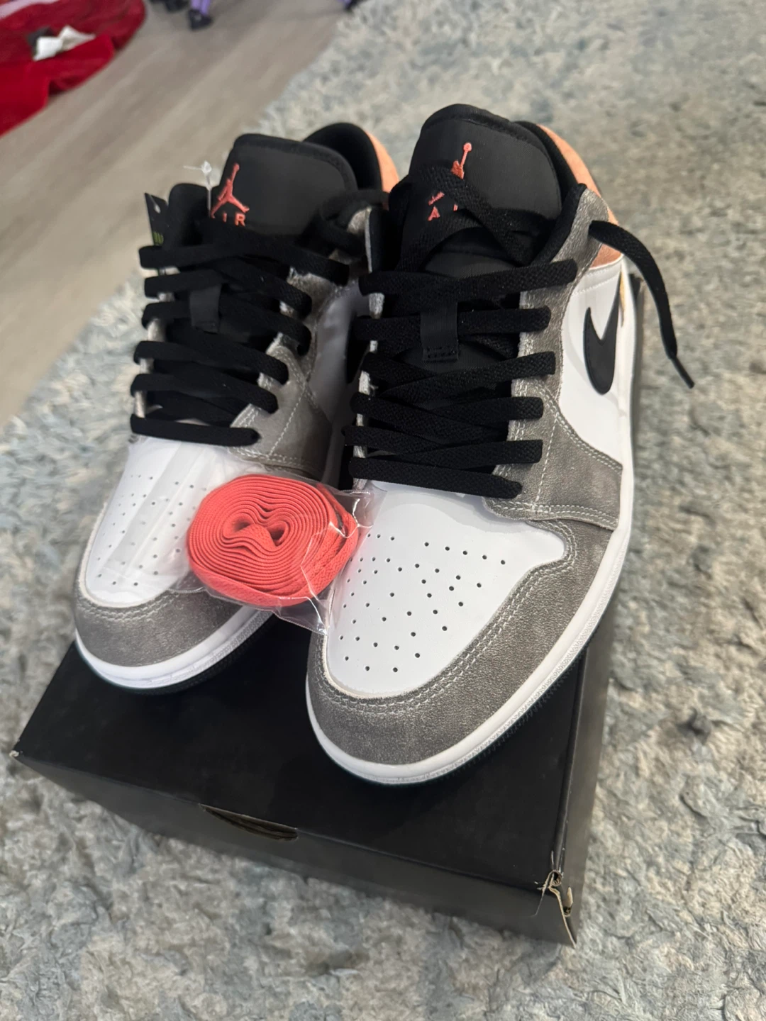 Air Jordan 1 Low SE Shoes, Size 9.5 - photo 4
