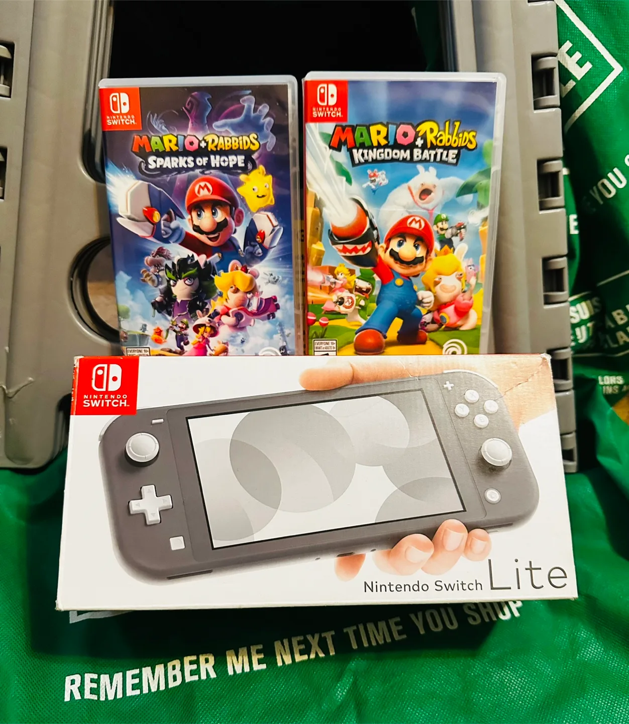 Nintendo Switch Lite + 2 Mario Games
