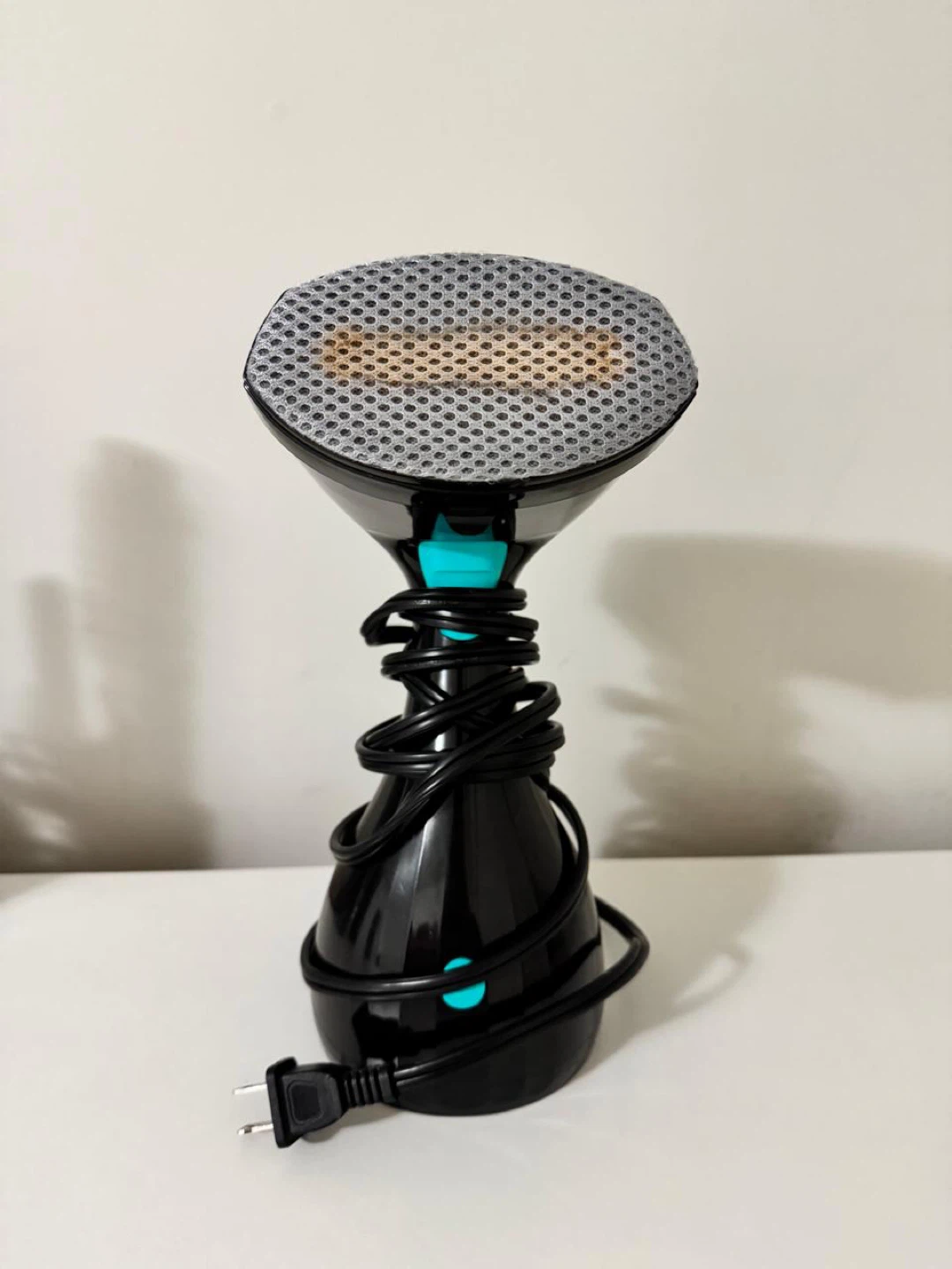 Hand clothes steamer / iton