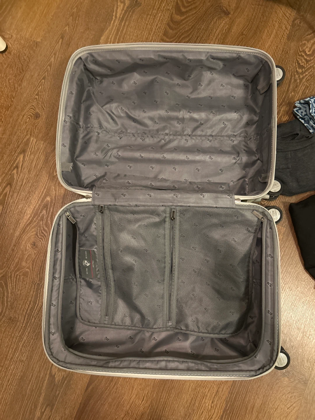 Women’s Luggage & Clothing Bundle - photo 4
