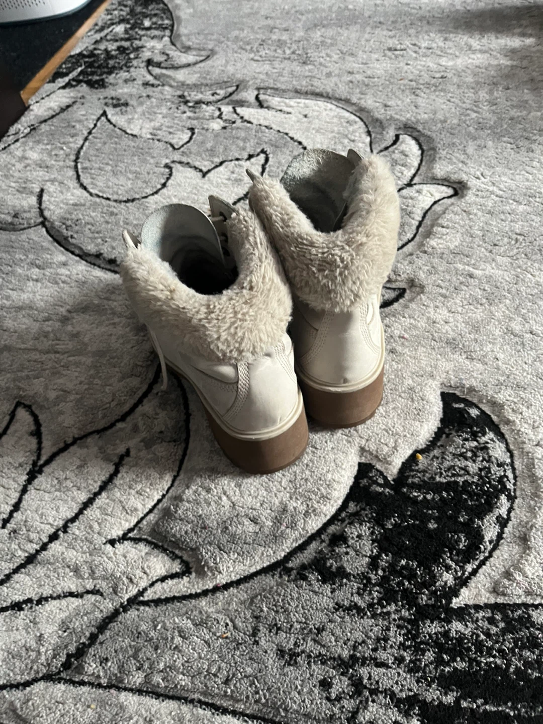 Timberland White Leather Boots with Faux Fur Trim - photo 4