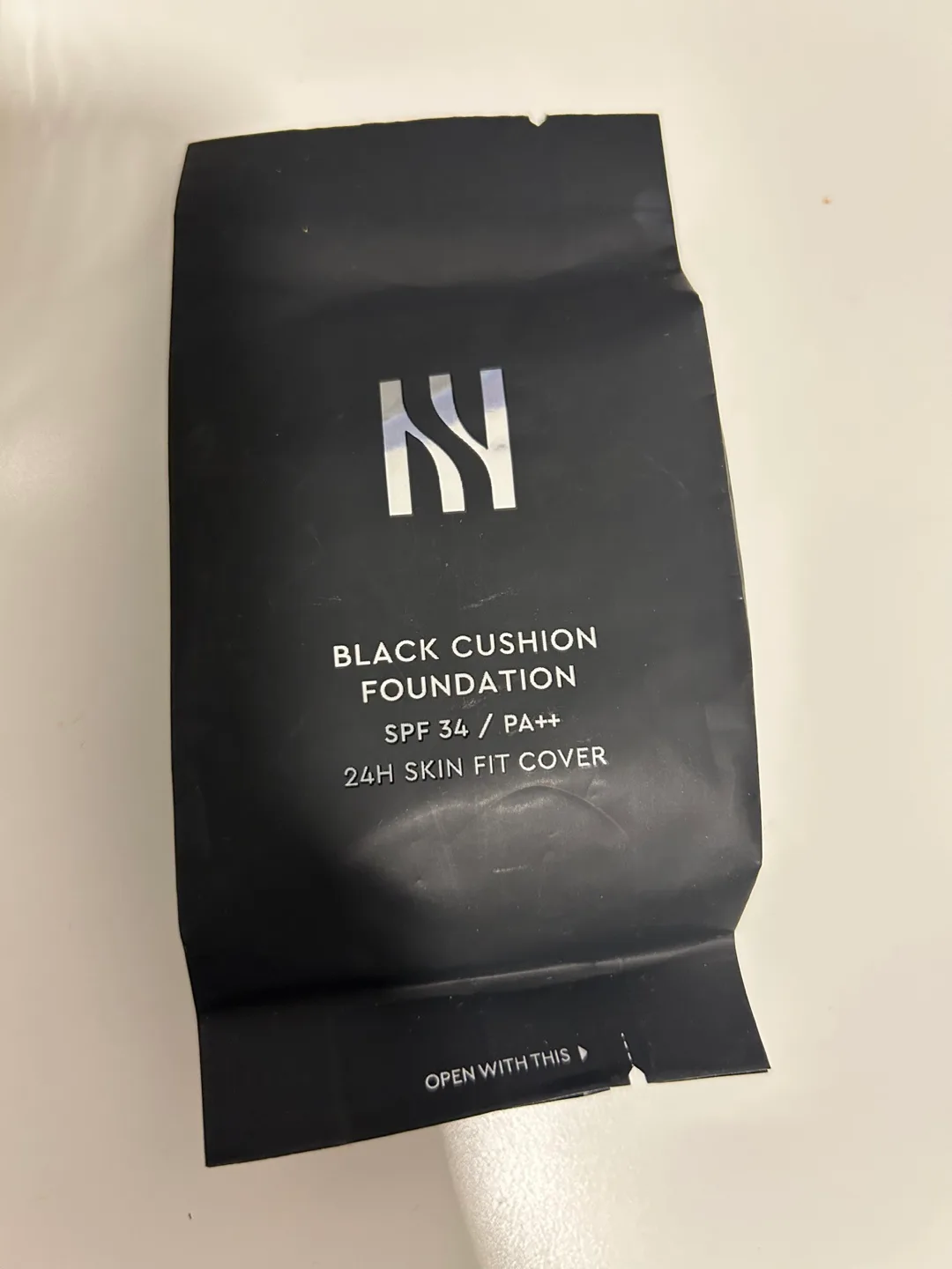 HERA Black Cushion Foundation 21N1 Vanilla Refill