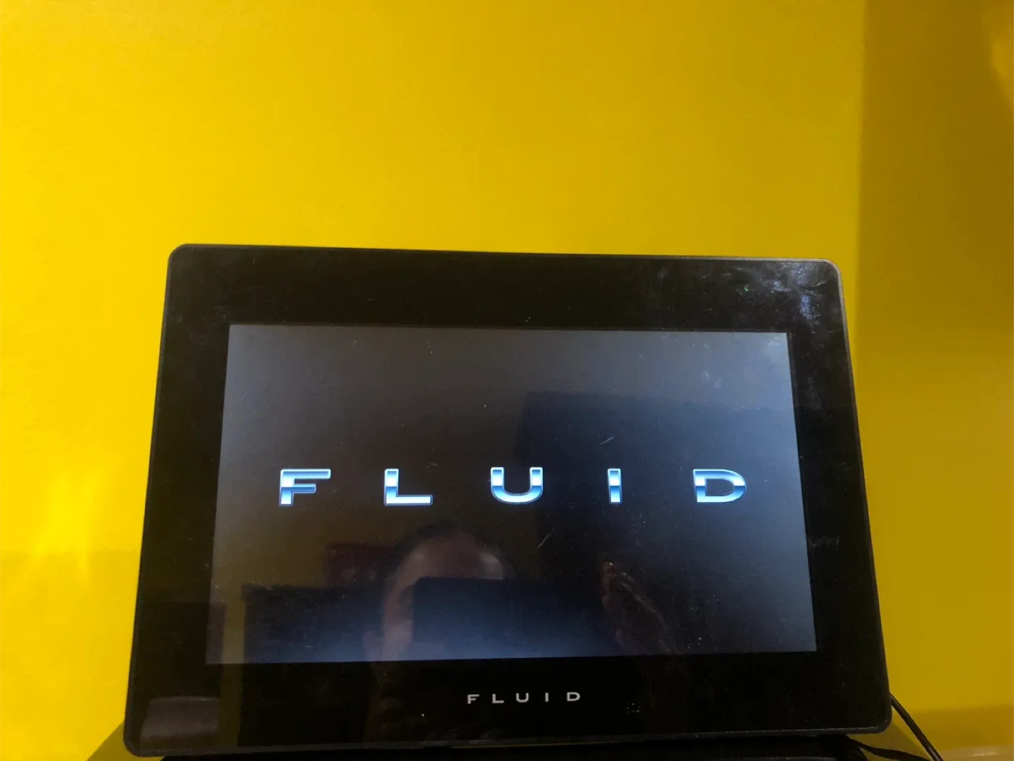 Fluid 10 inch digital photo frame with 32gb memory capacity