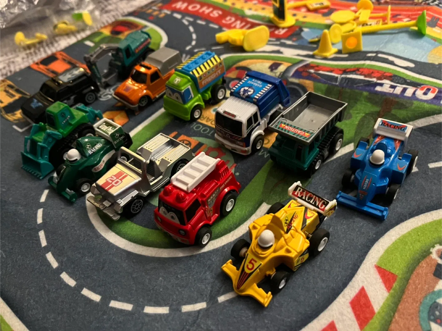 Kids Race Track Play Mat with Toy Cars image indicator(4)