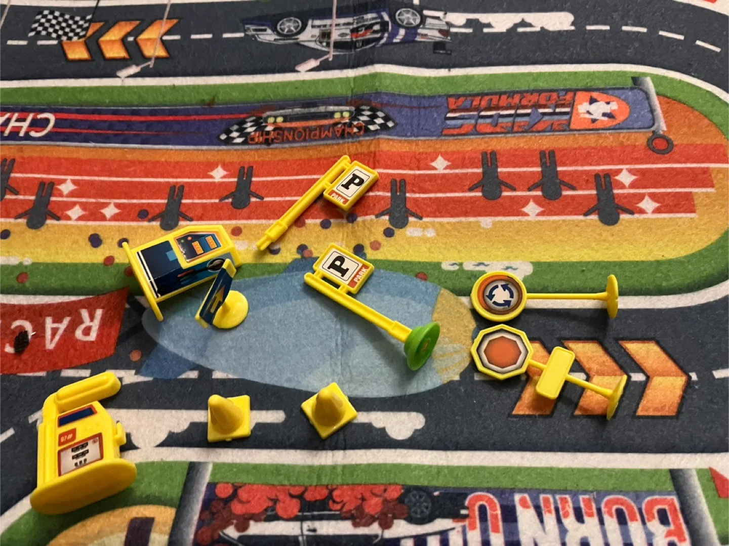 Kids Race Track Play Mat with Toy Cars image indicator(6)