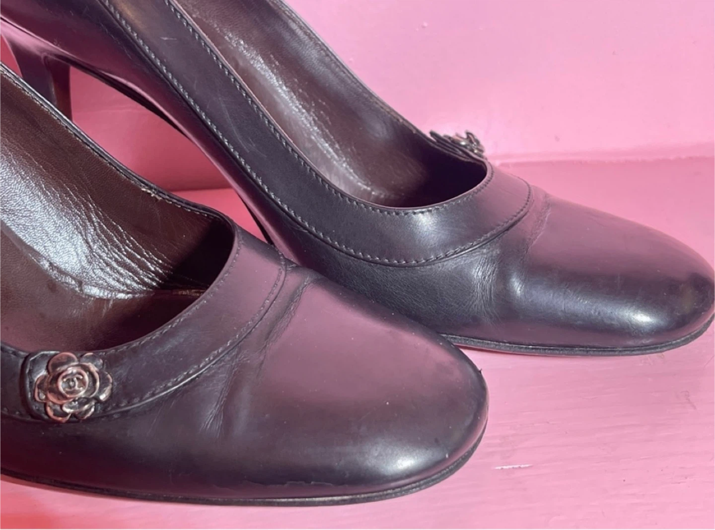 Chanel Camellia flower with embedded CC logo Heels - photo 4