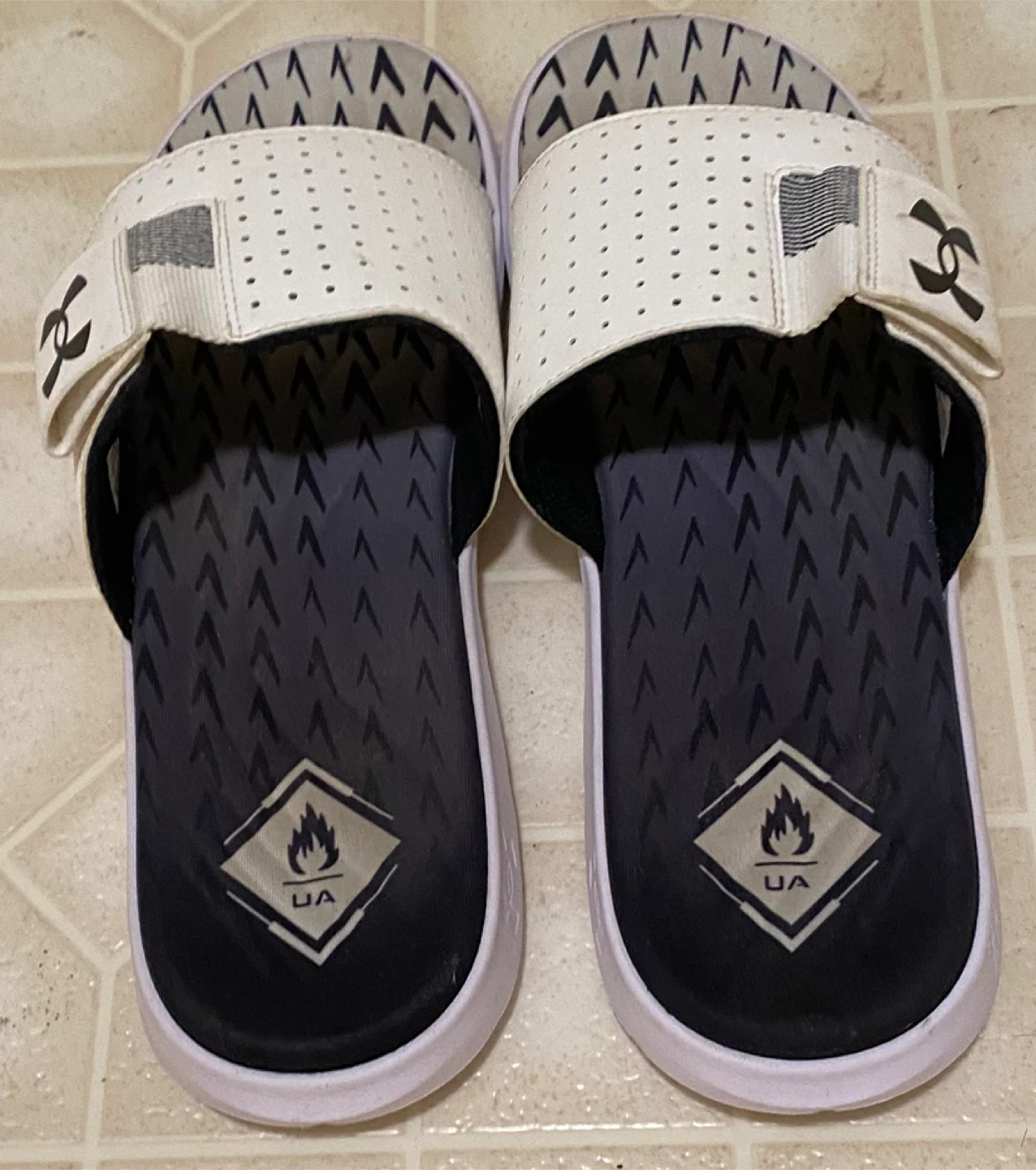 Under Armour Ignite 6 Slides (White/Black)