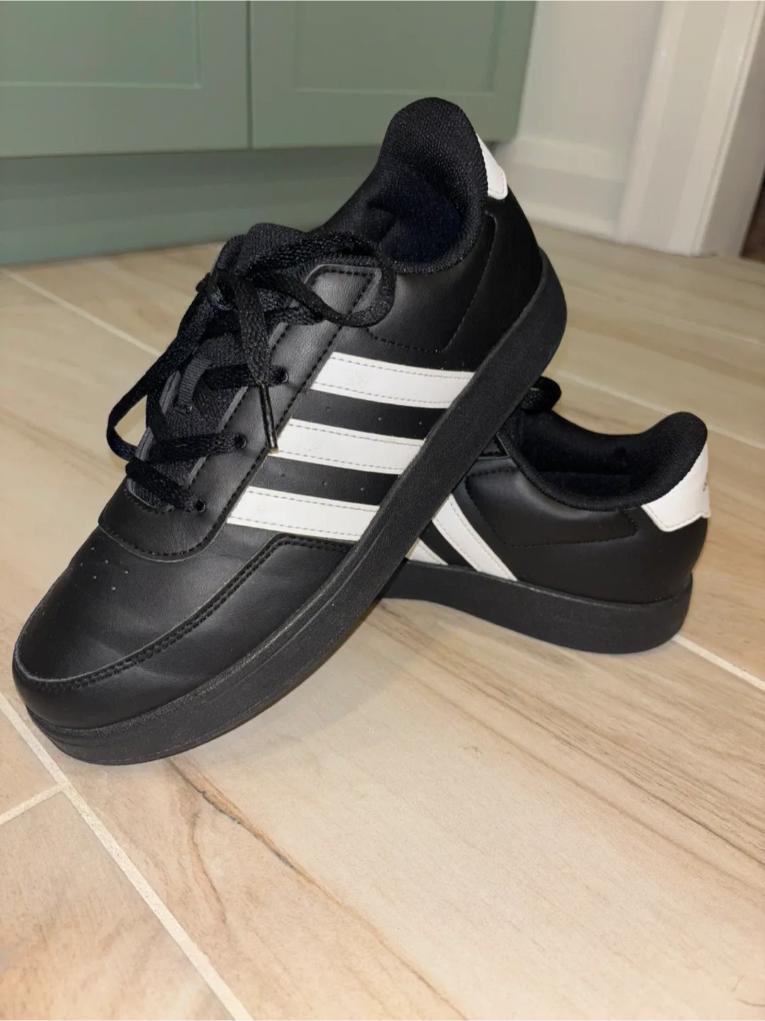 Black adidas shoes size 6 boys/7.5 women’s
