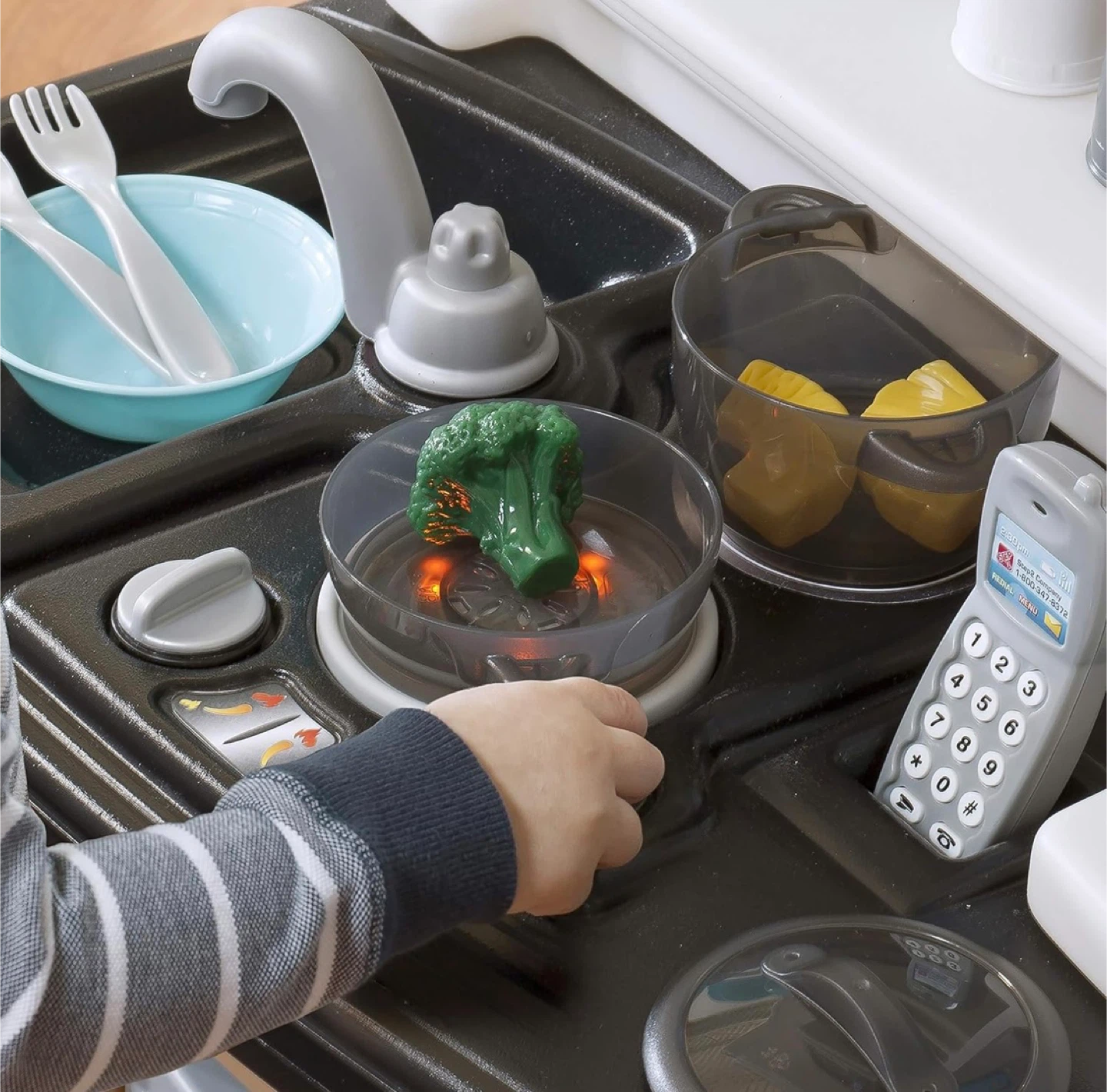 Step2 Grand Walk-In Kitchen & Grill - photo 3