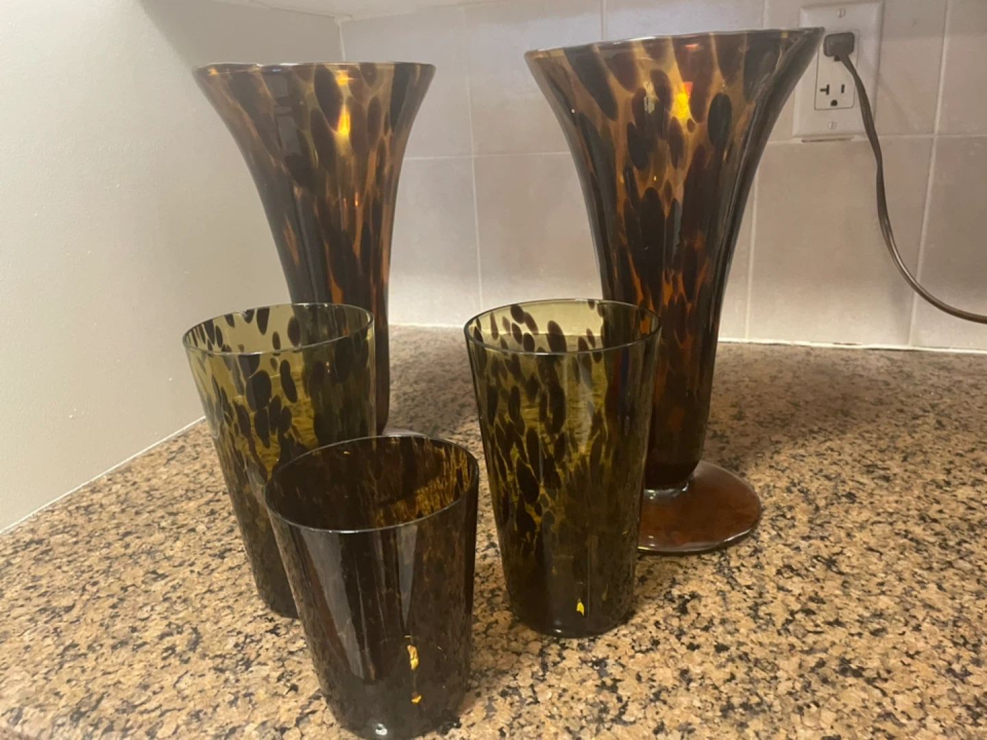 ✨ Tortoise-Shell Glass Decor Set – 2 Vases + 3 Glasses ✨ - photo 2