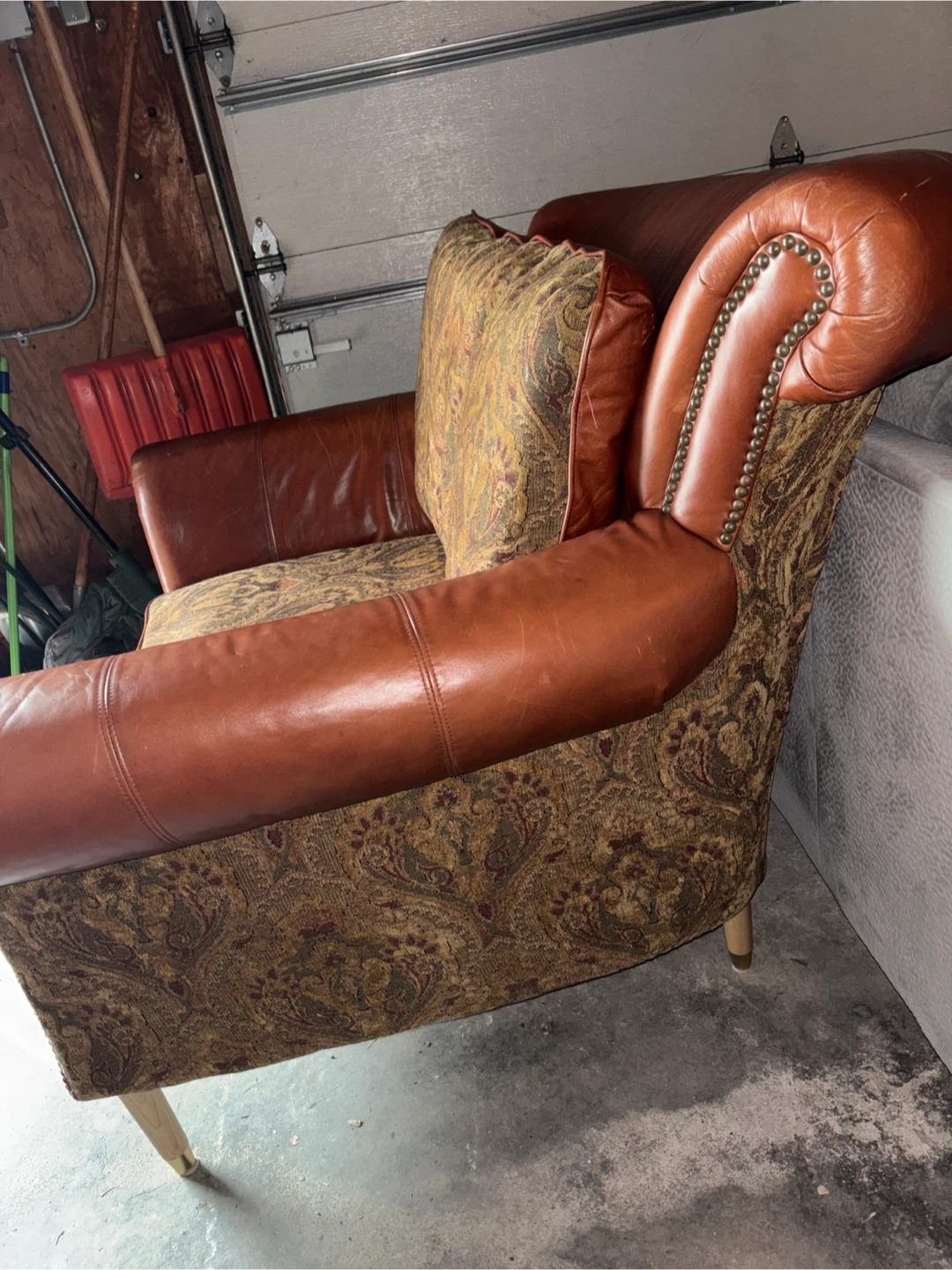 Huge Whiskey leather chair. Garage pick up - photo 3