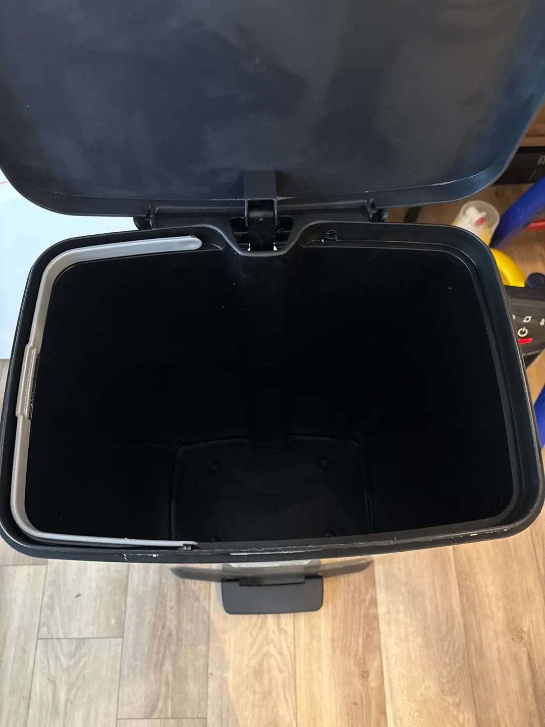 Type A Rectangular Step Bin - 50 L image indicator(8)