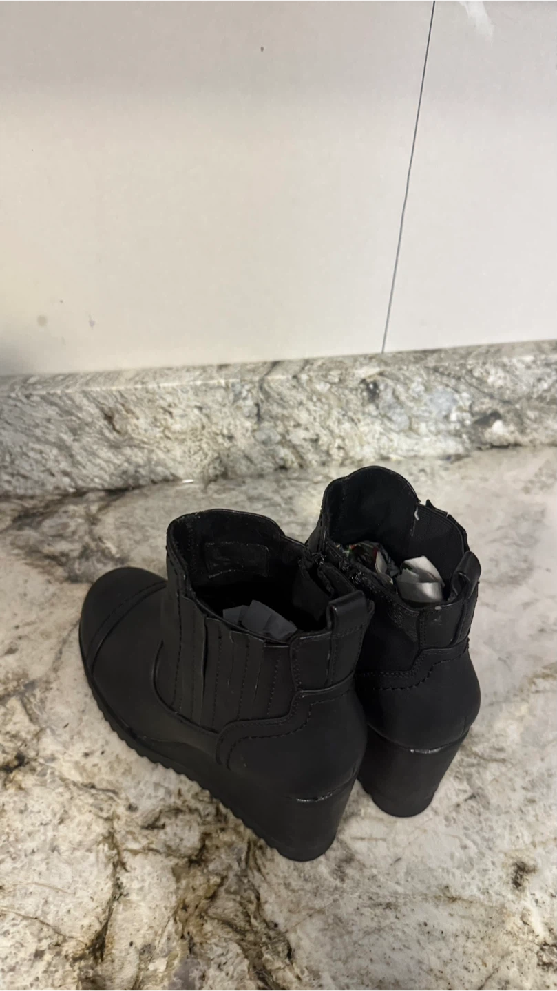 Khombu Black Wedge Ankle Boots size 7 - photo 4
