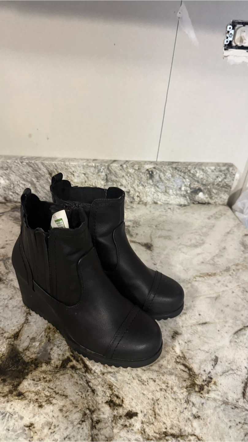 Khombu Black Wedge Ankle Boots size 7