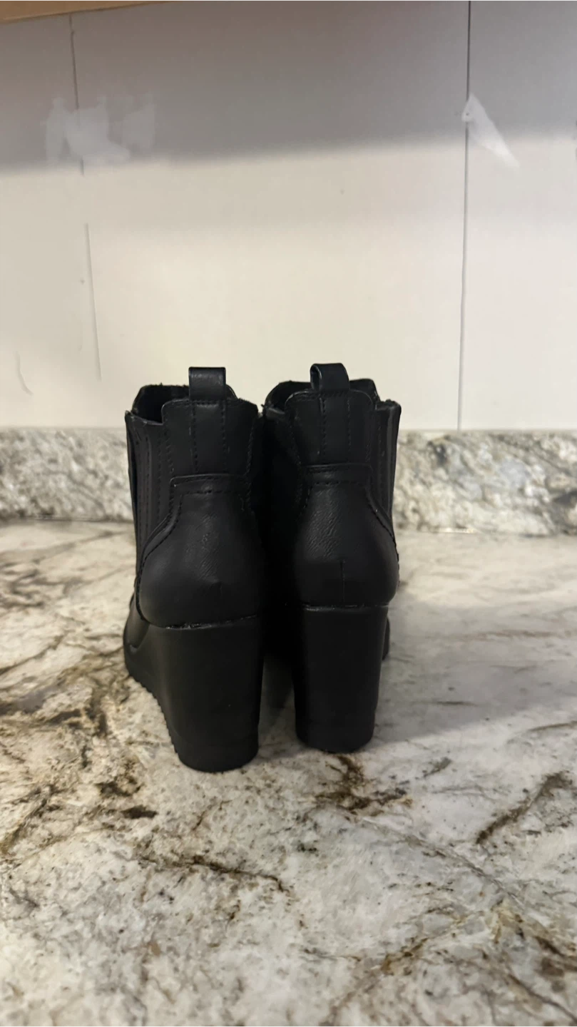 Khombu Black Wedge Ankle Boots size 7 - photo 2