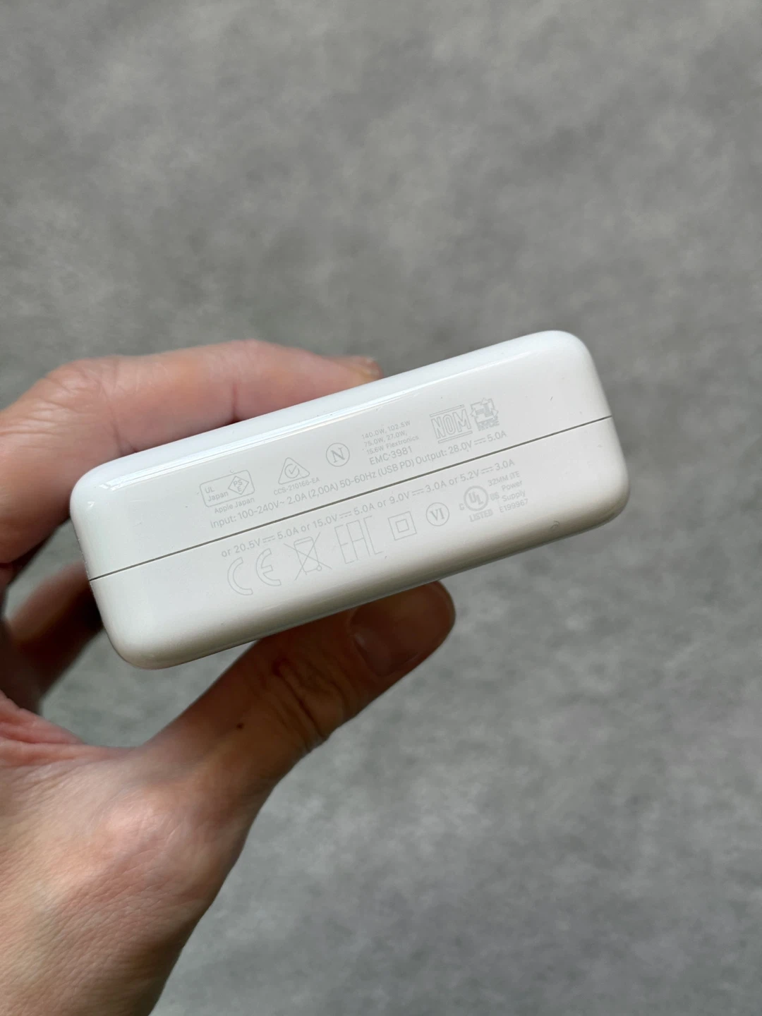 Apple 140W USB-C Power Adapter - photo 2