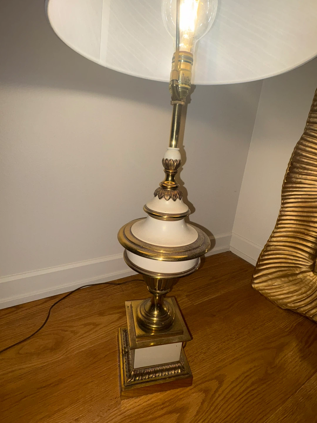 Vintage Style Table Lamp and Mirror - photo 5