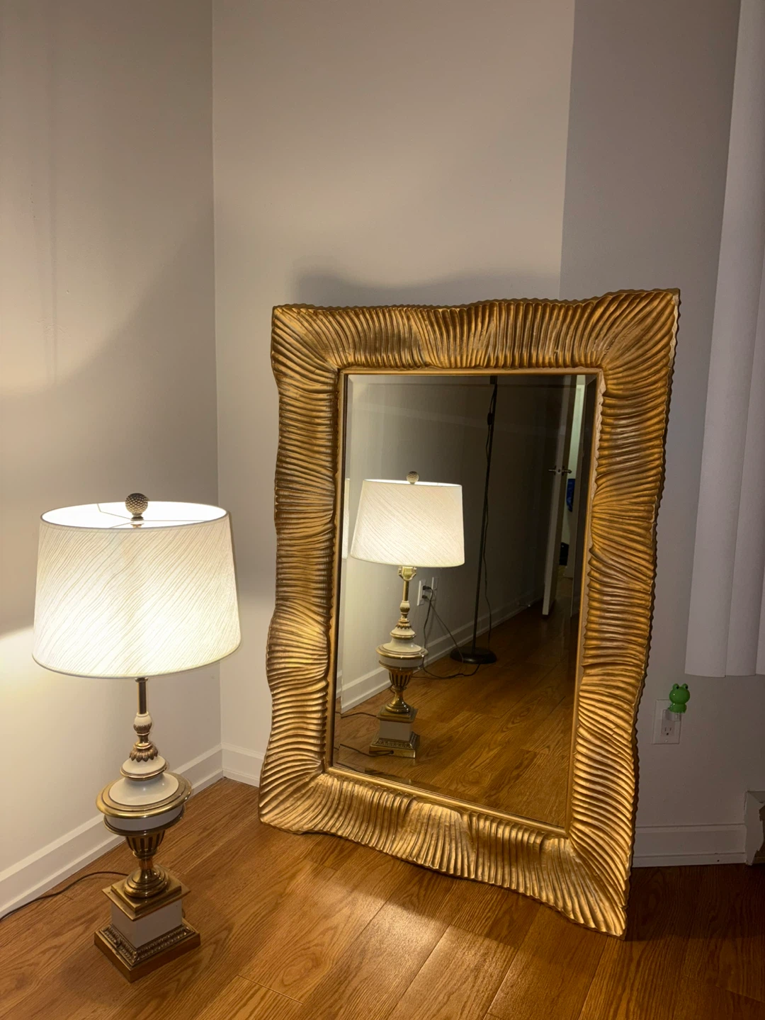 Vintage Style Table Lamp and Mirror
