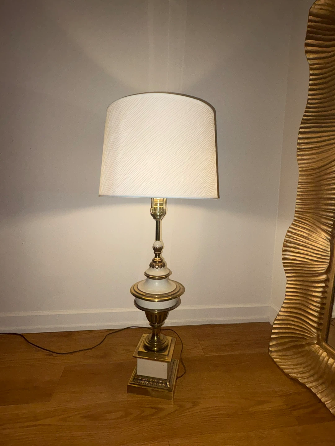 Vintage Style Table Lamp and Mirror - photo 4