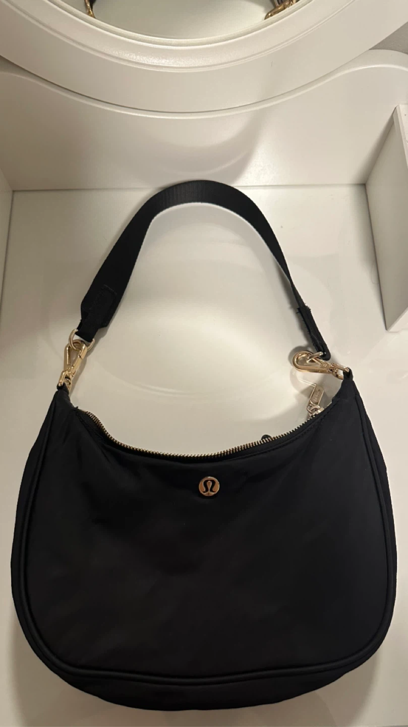 LULULEMON City Essentials Shoulder Bag 3L (Value: $84)