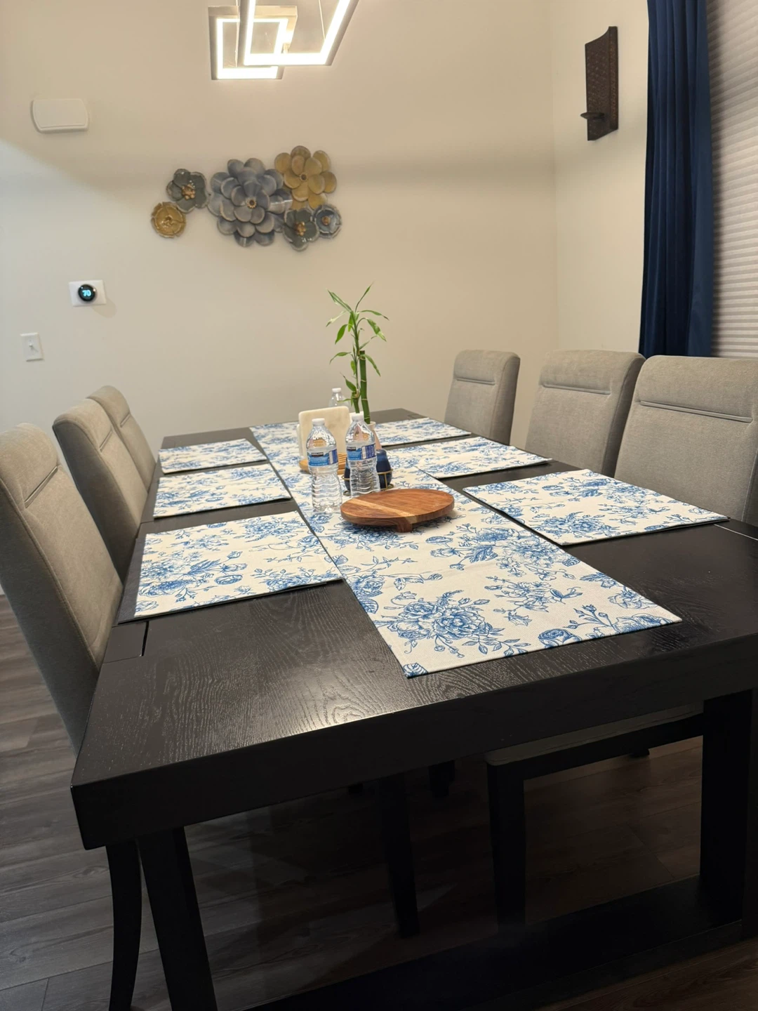 Dining Table with 6 Chairs & Placemats