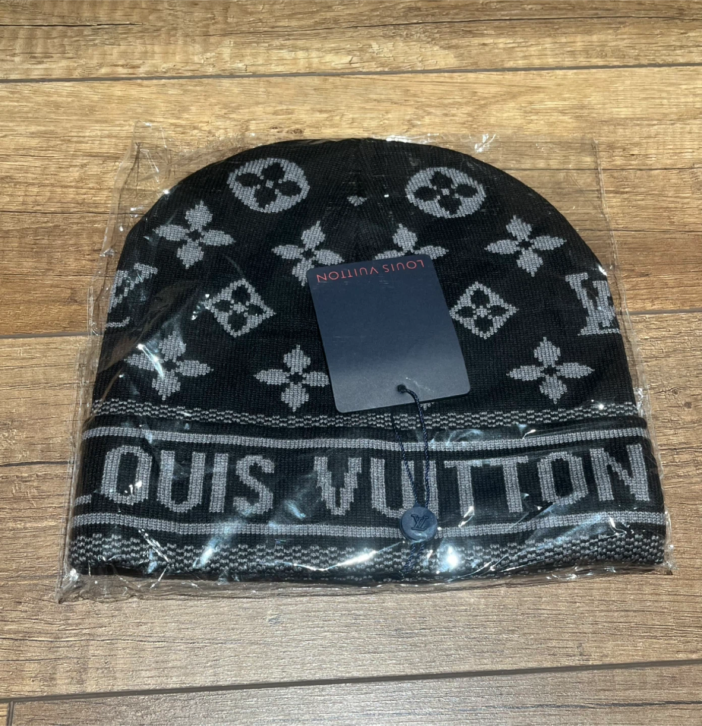Louie Vuitton Black Beanie - photo 4