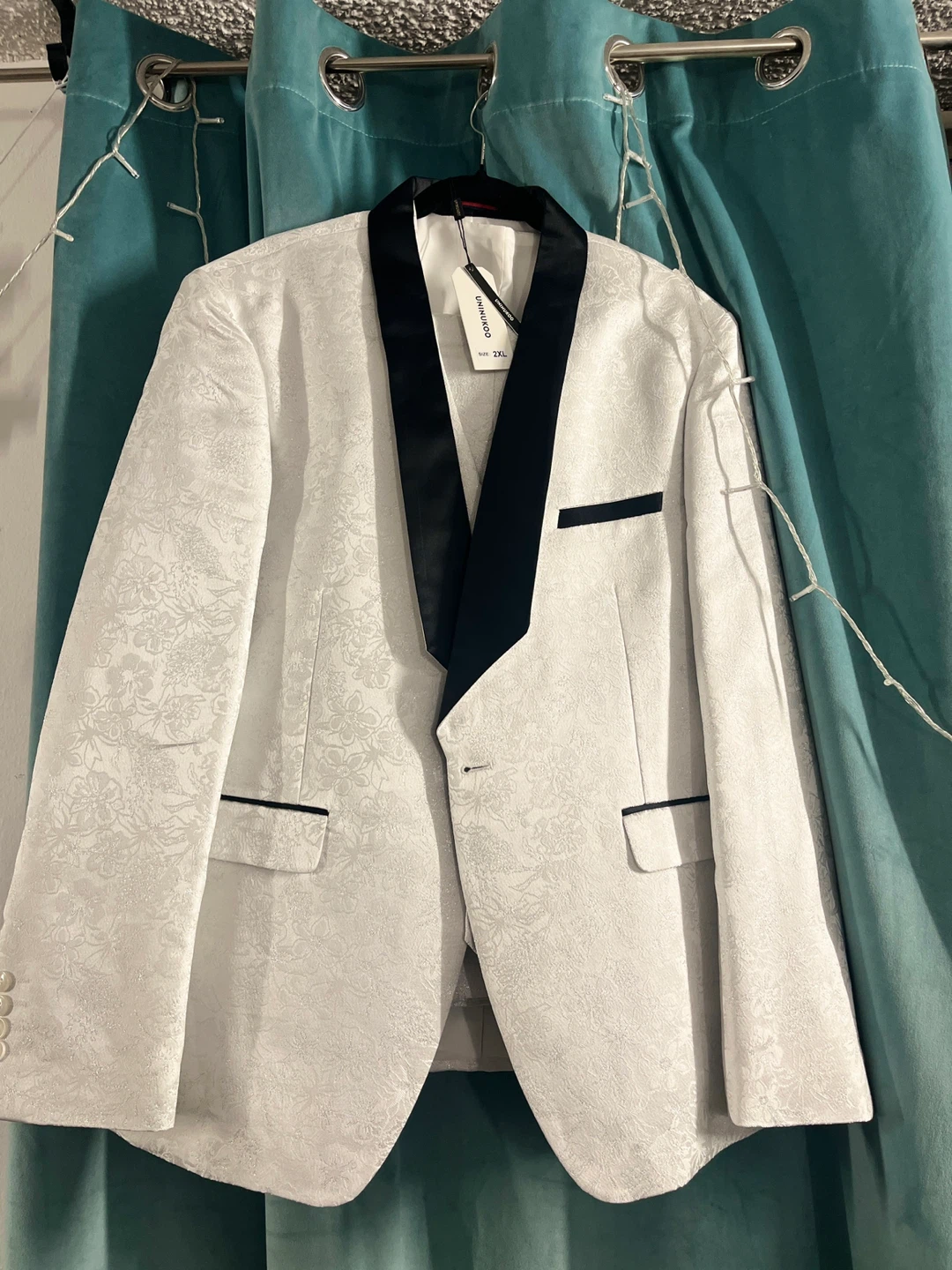 Uninnukoo White Tuxedo Blazer - Size 2XL