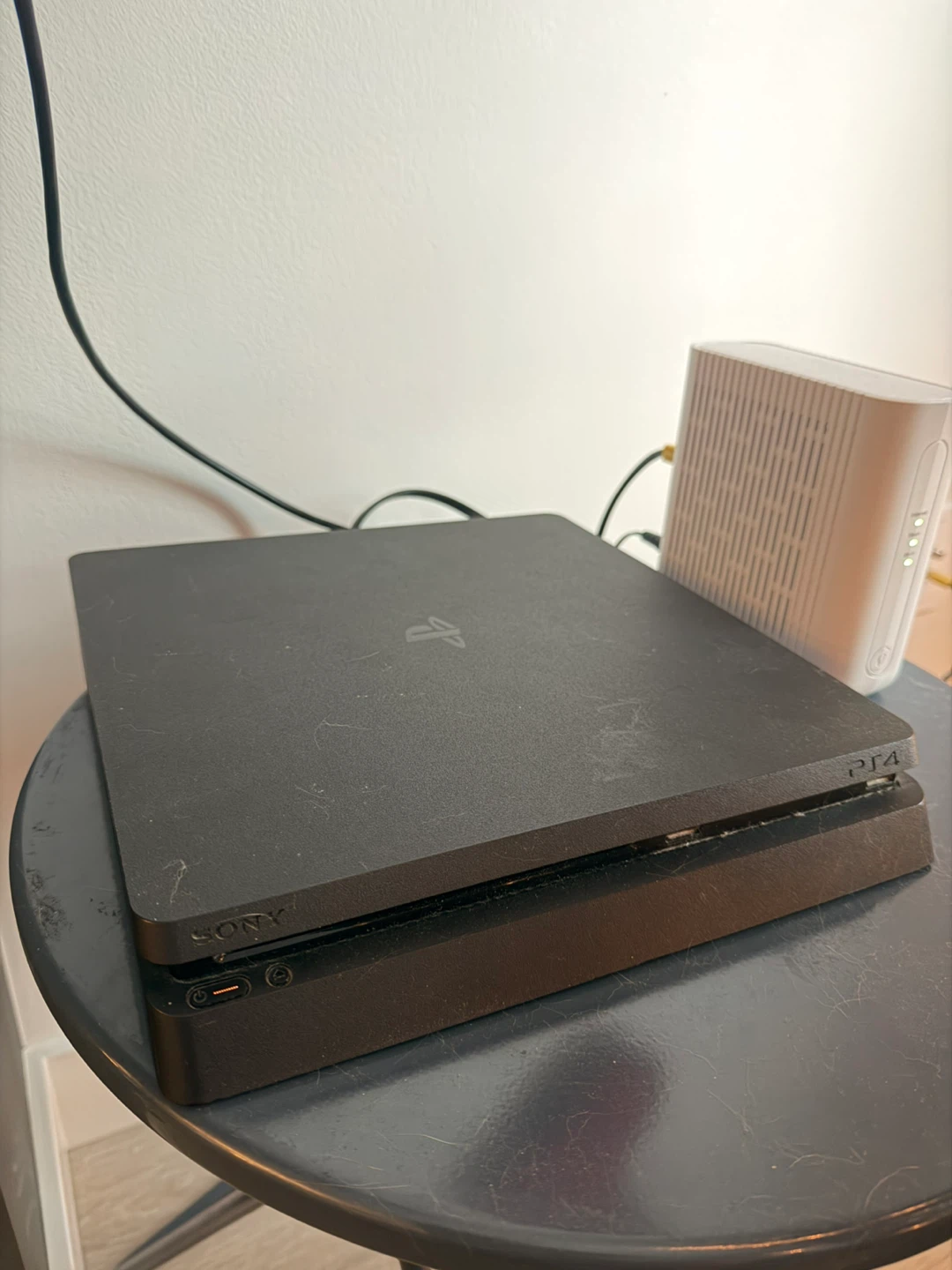 PS4 Slim 1T + 2 Controllers