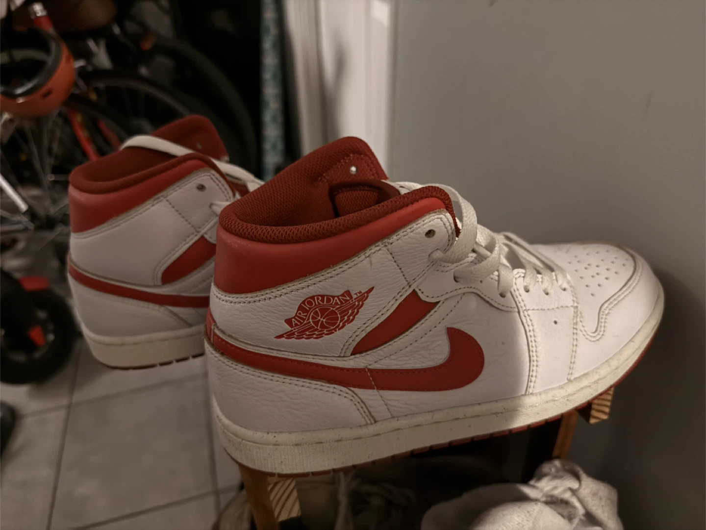 Air Jordan 1 Mid White/Red size 8.5 US