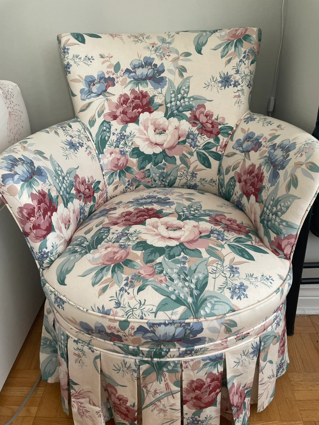 Beautiful vintage floral Accent Chair