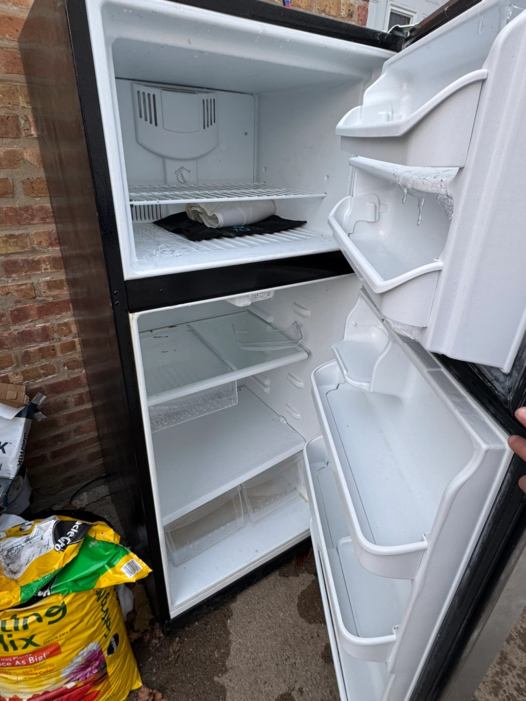 Frigidaire Top Freezer Refrigerator - photo 2