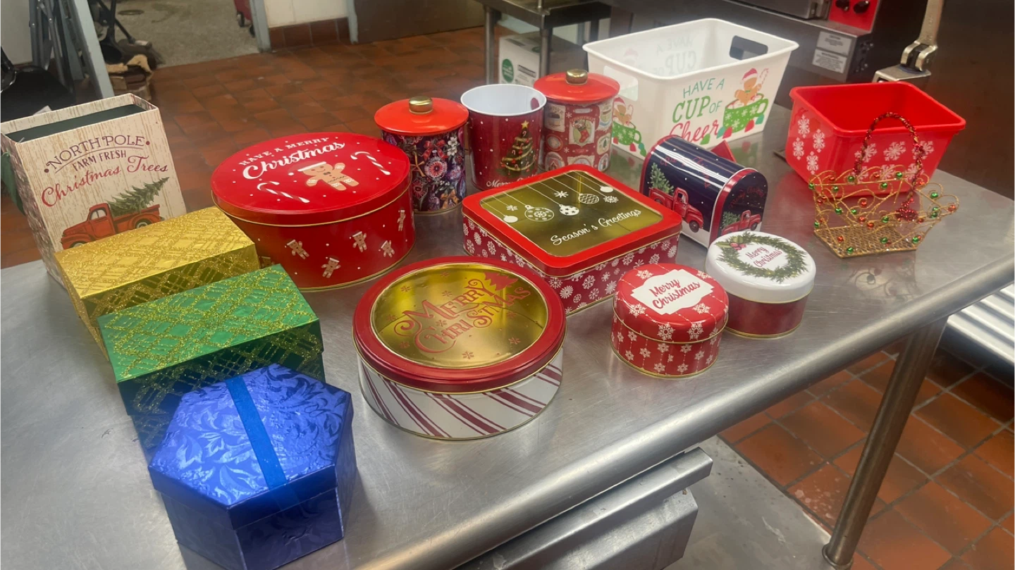 Christmas themed tins and containers - photo 2
