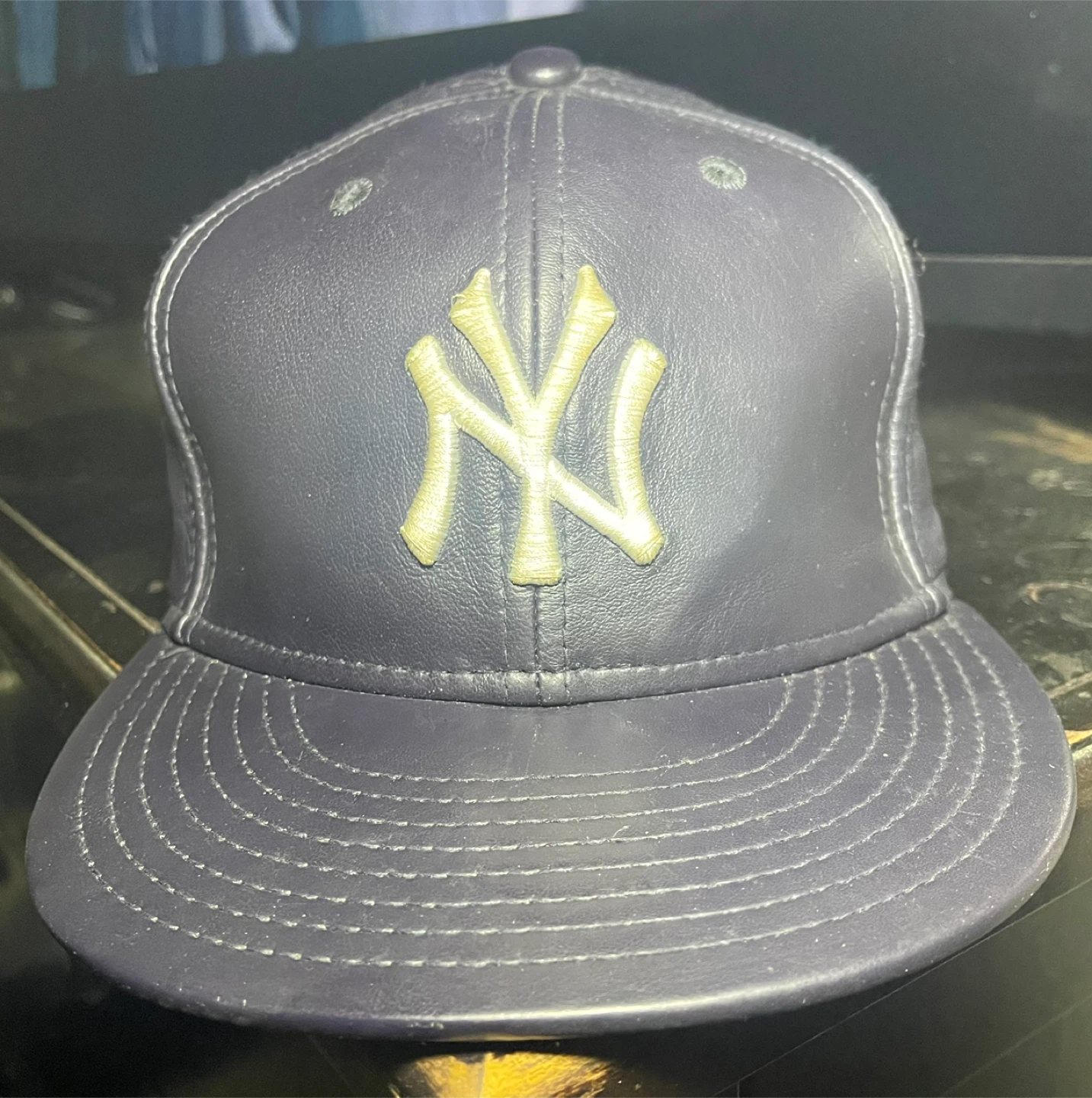 Leather New York Yankees Fitted Hat Size 7 1/8