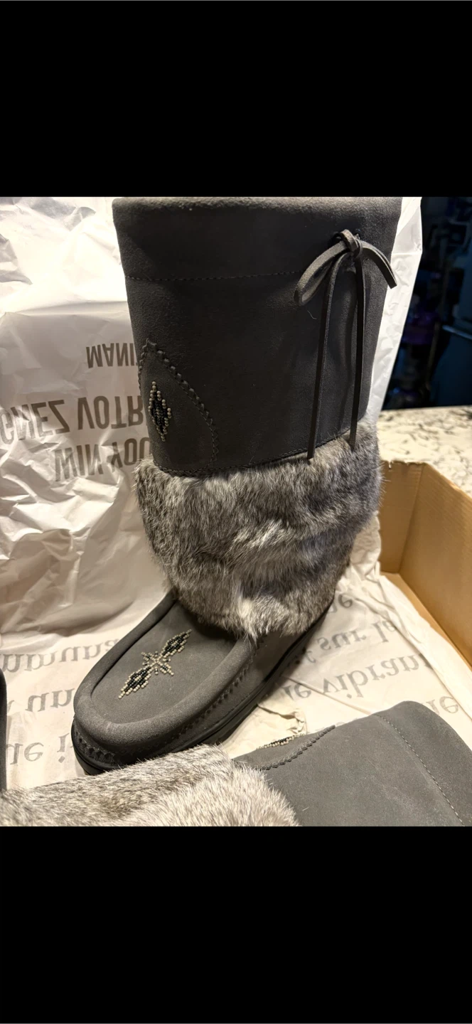 Manitobah Solstice Mukluk, Size 8, Charcoal