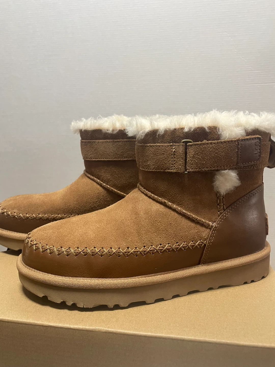 UGG “W RETROCHIC STRAP” - Size 6 - photo 3