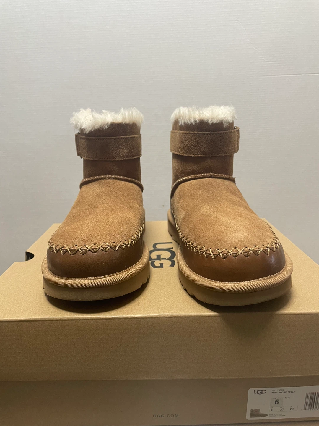 UGG “W RETROCHIC STRAP” - Size 6