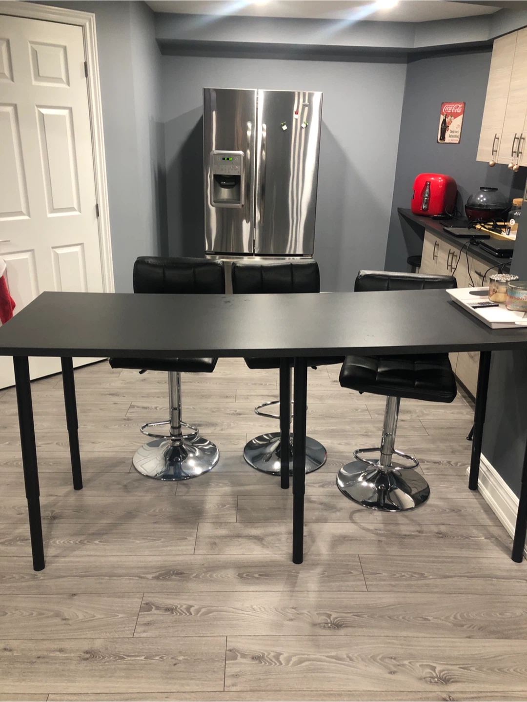 Table with 3 chairs black