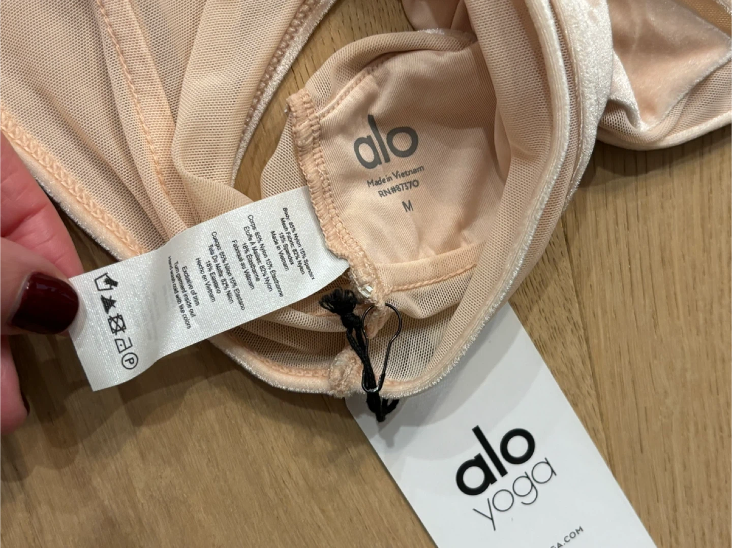Alo Yoga Velvet Luxe Sports Bra, Light Pink. Size Medium. NWT - photo 3
